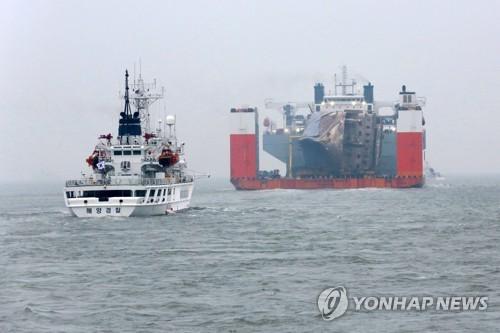 载“世越号”半潜船赴木浦新港 船体将被搬上岸
